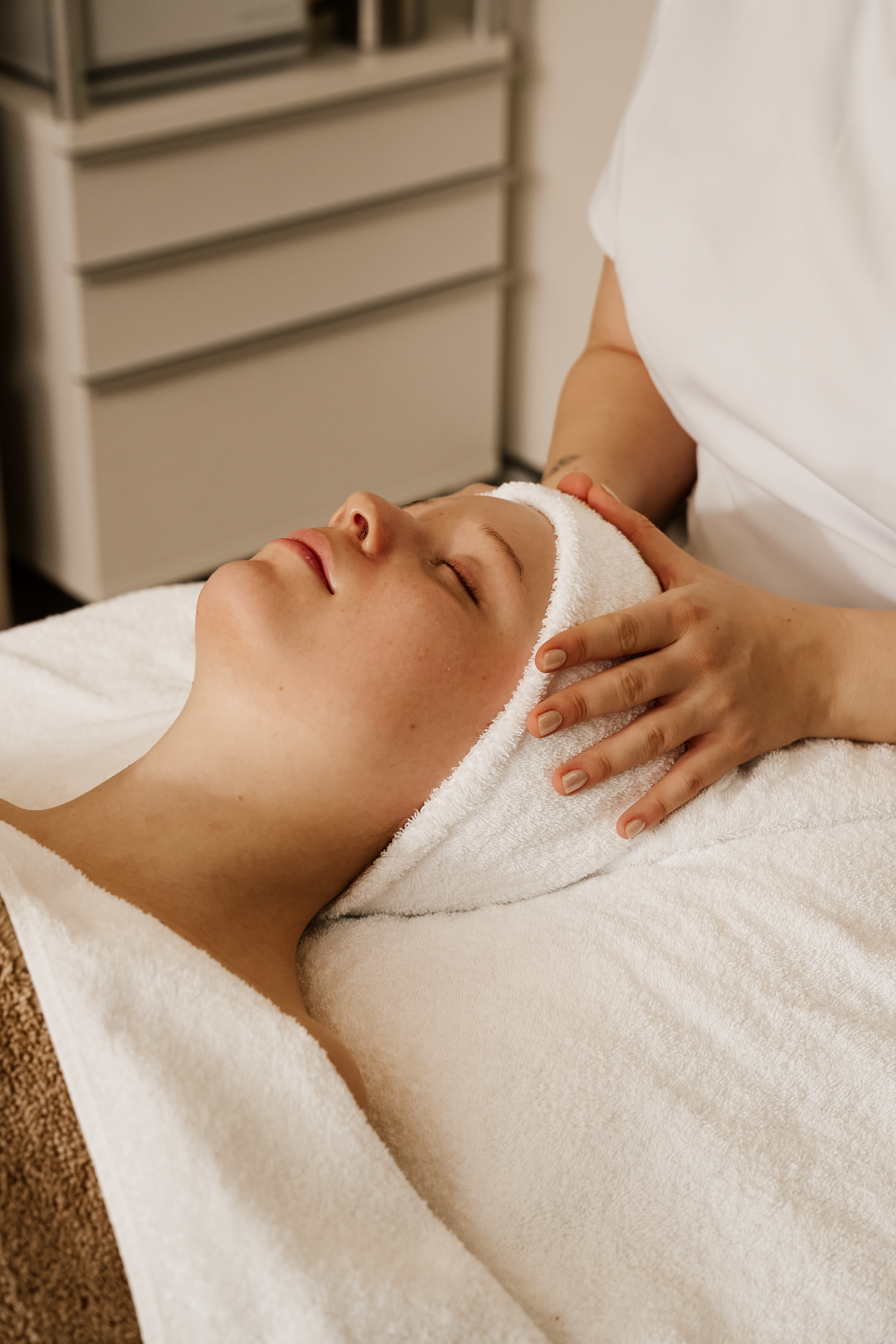 Gründliche Hautreinigung vor der Fruchtsäureanwendung