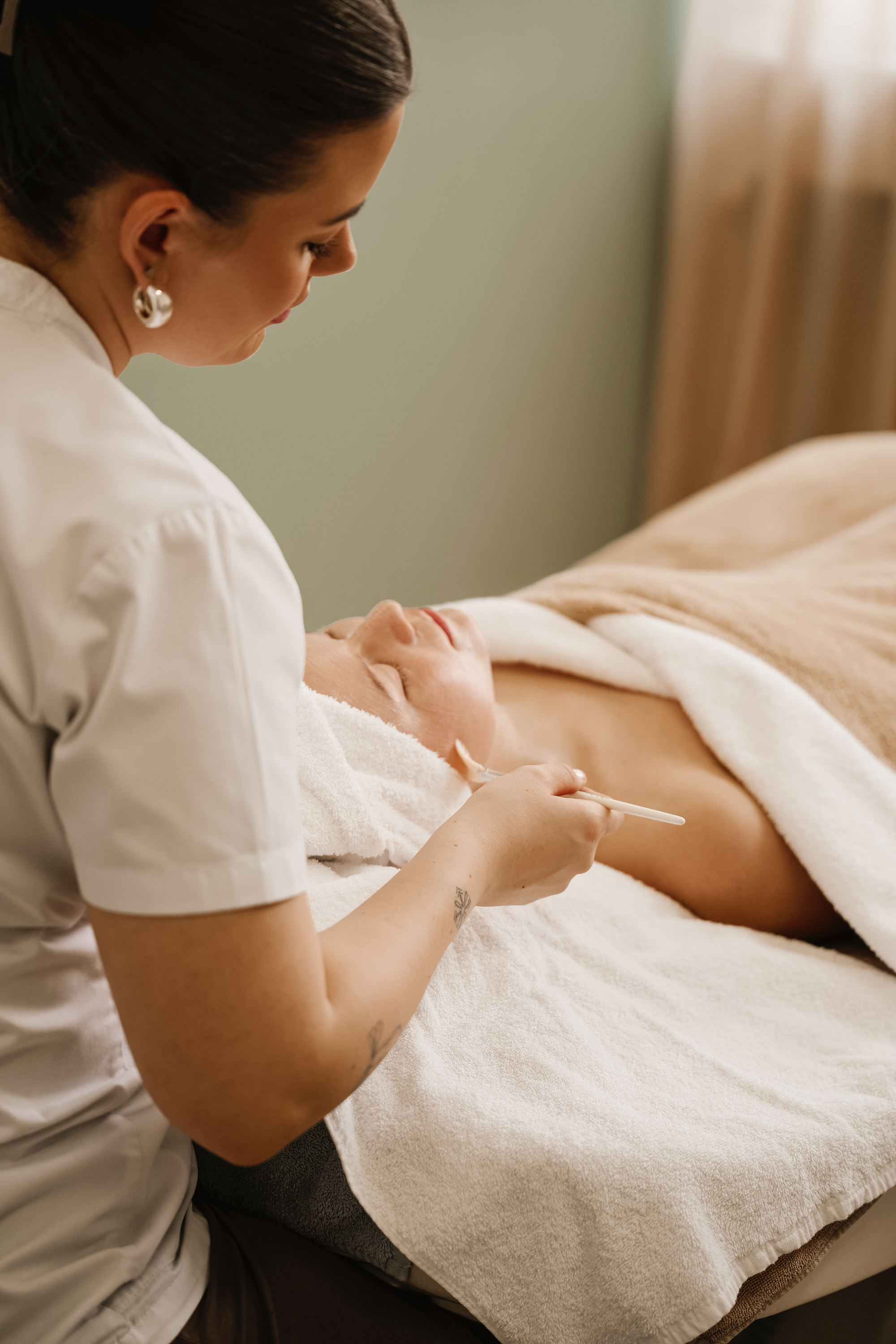 Vorbereitung der Haut für eine Microdermabrasion Behandlung