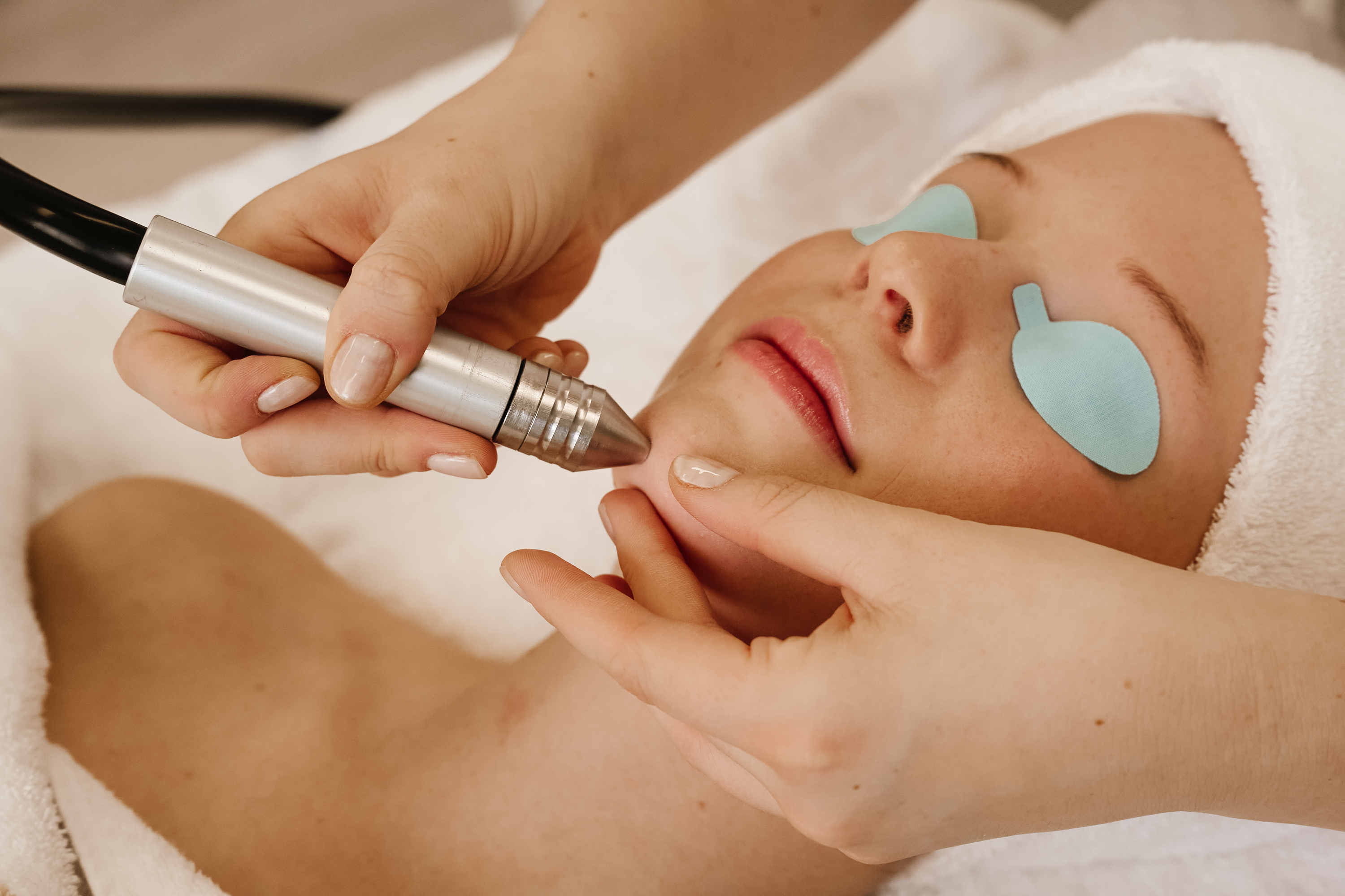 Mechanische Microdermabrasion zur Verfeinerung des Hautbildes