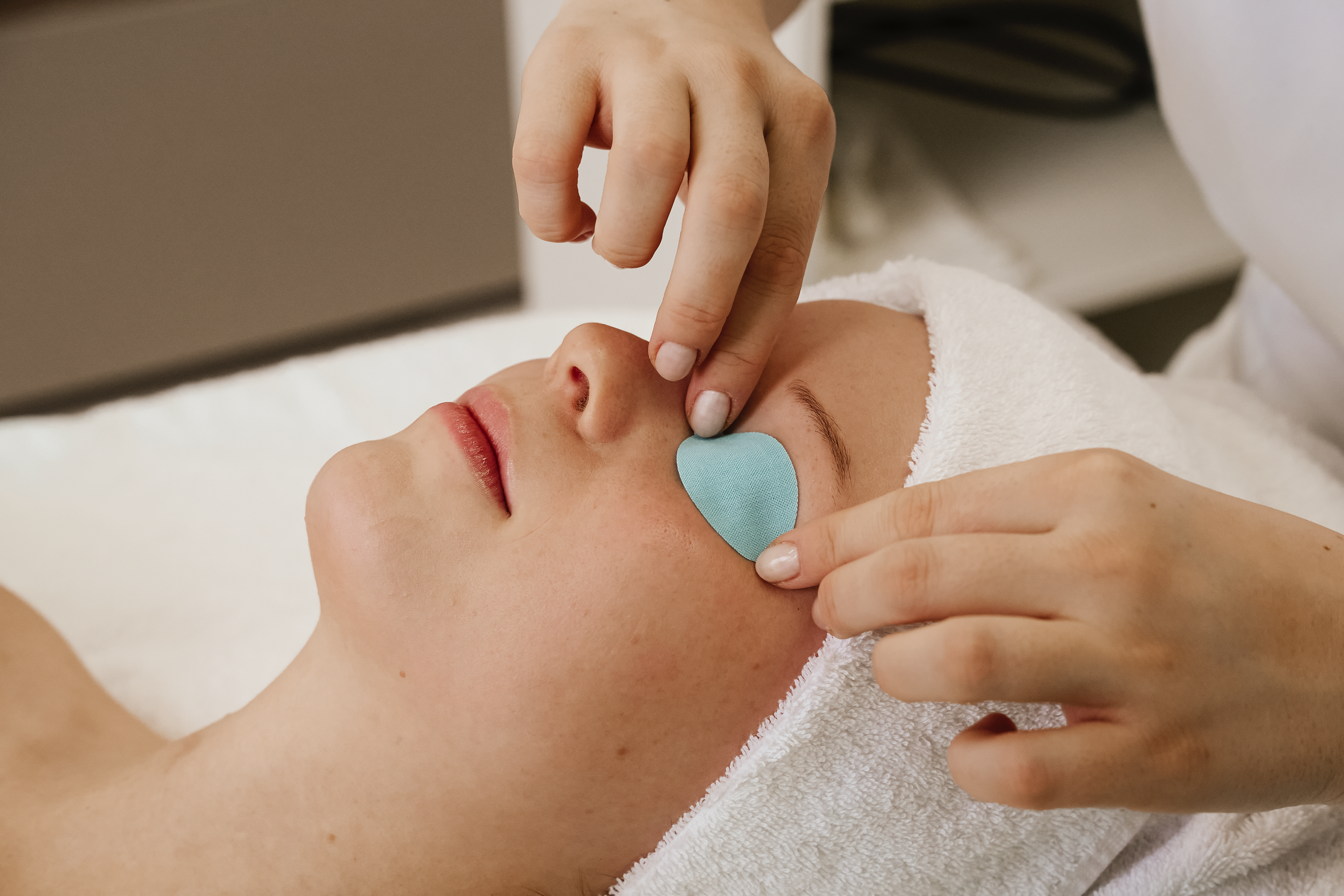 Verfeinerung vergrößerter Poren durch Hautabrasion