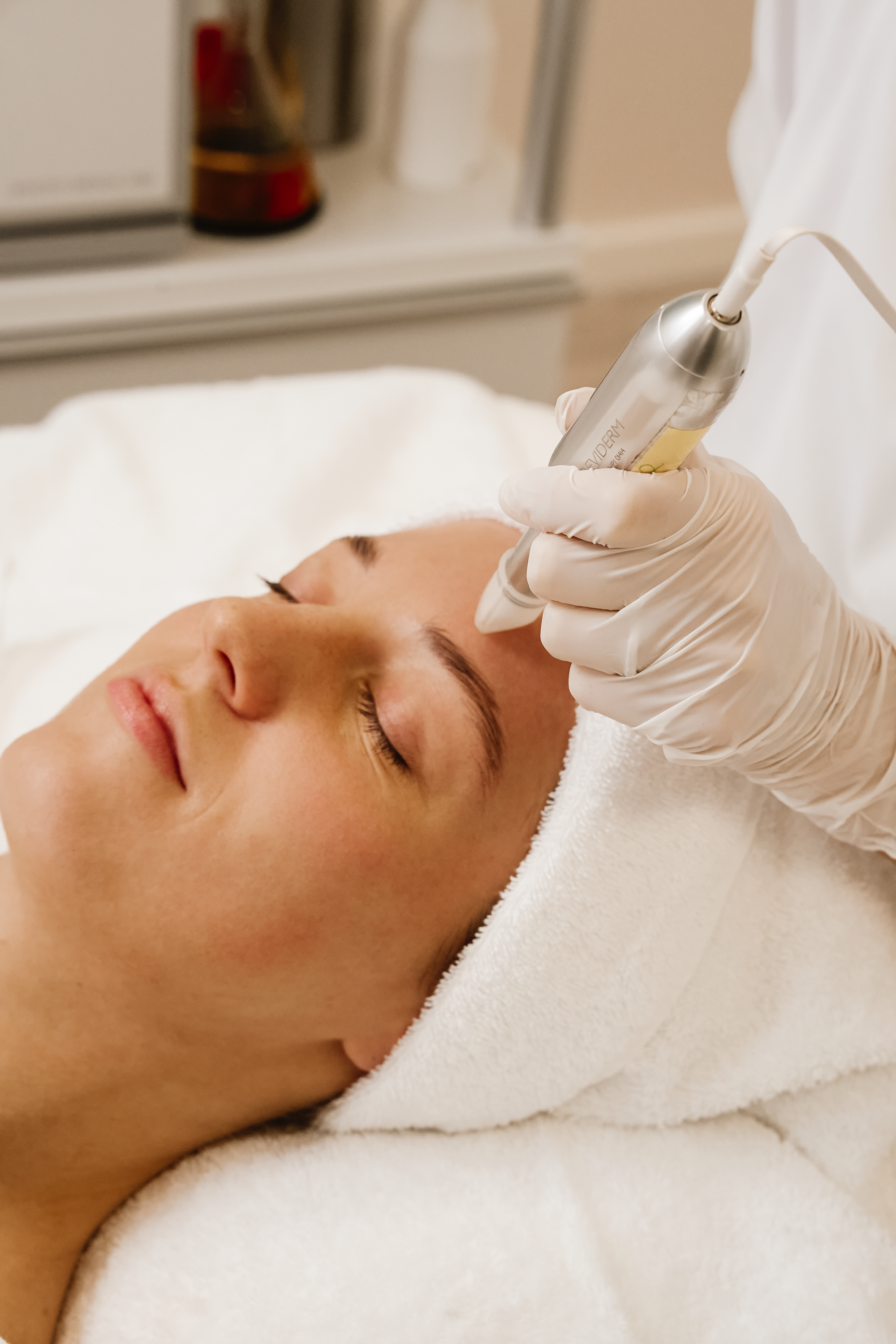 Individuelles Wirkstoffserum passend zum Hautbild beim Microneedling in München