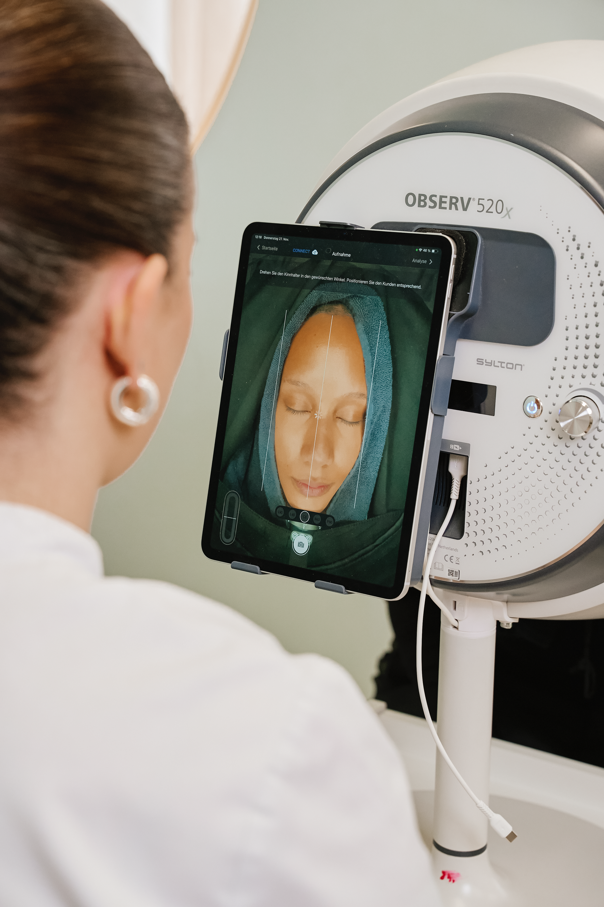 Beratung durch Medical-Kosmetikerin nach Hautanalyse in Münche