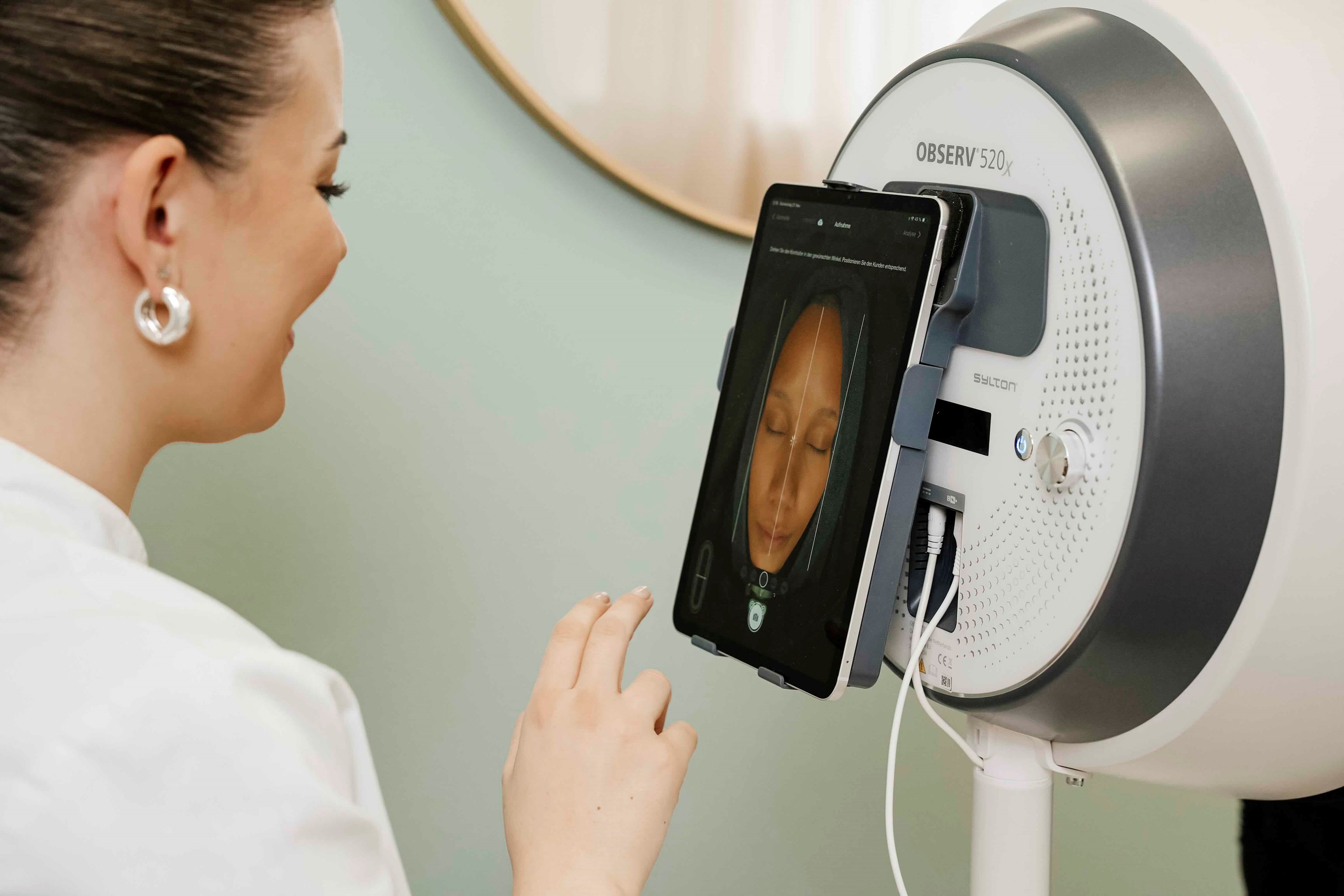 Kosmetikerin macht Observ Hautanalyse mit Computer 