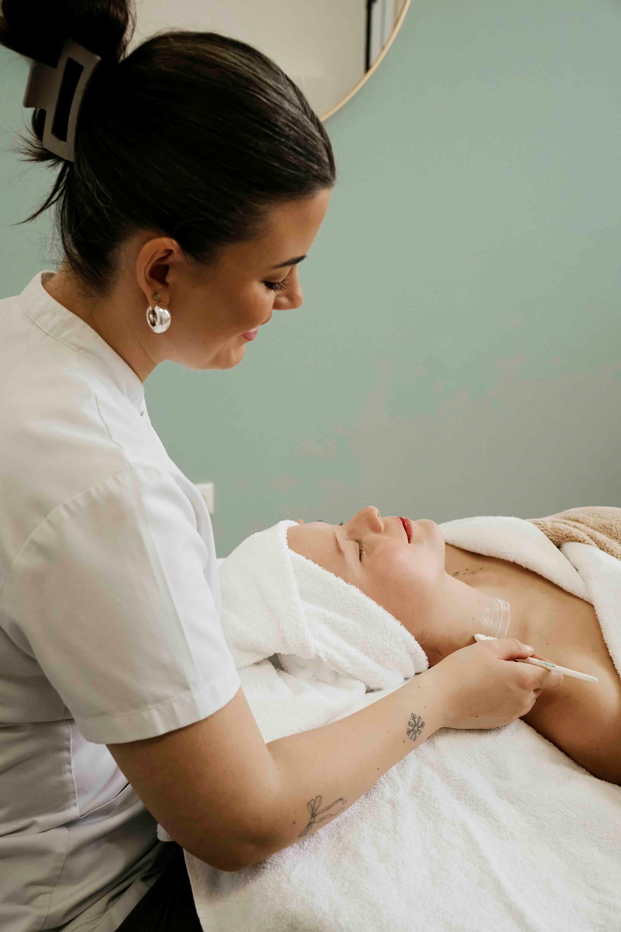 Kosmetikerin bei einer Gesichtsbehandlung in München