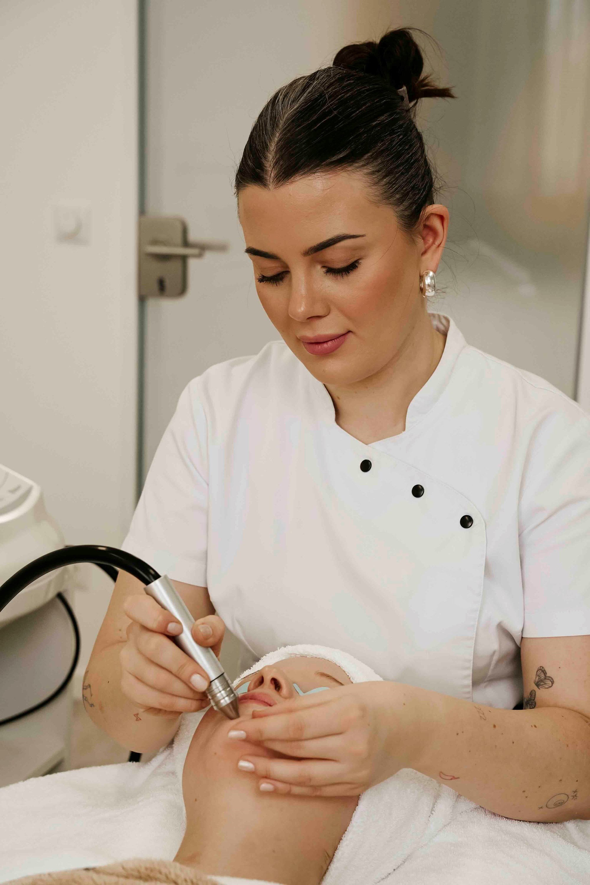 Kosmetikerin behandelt in der Kosmetikkabine