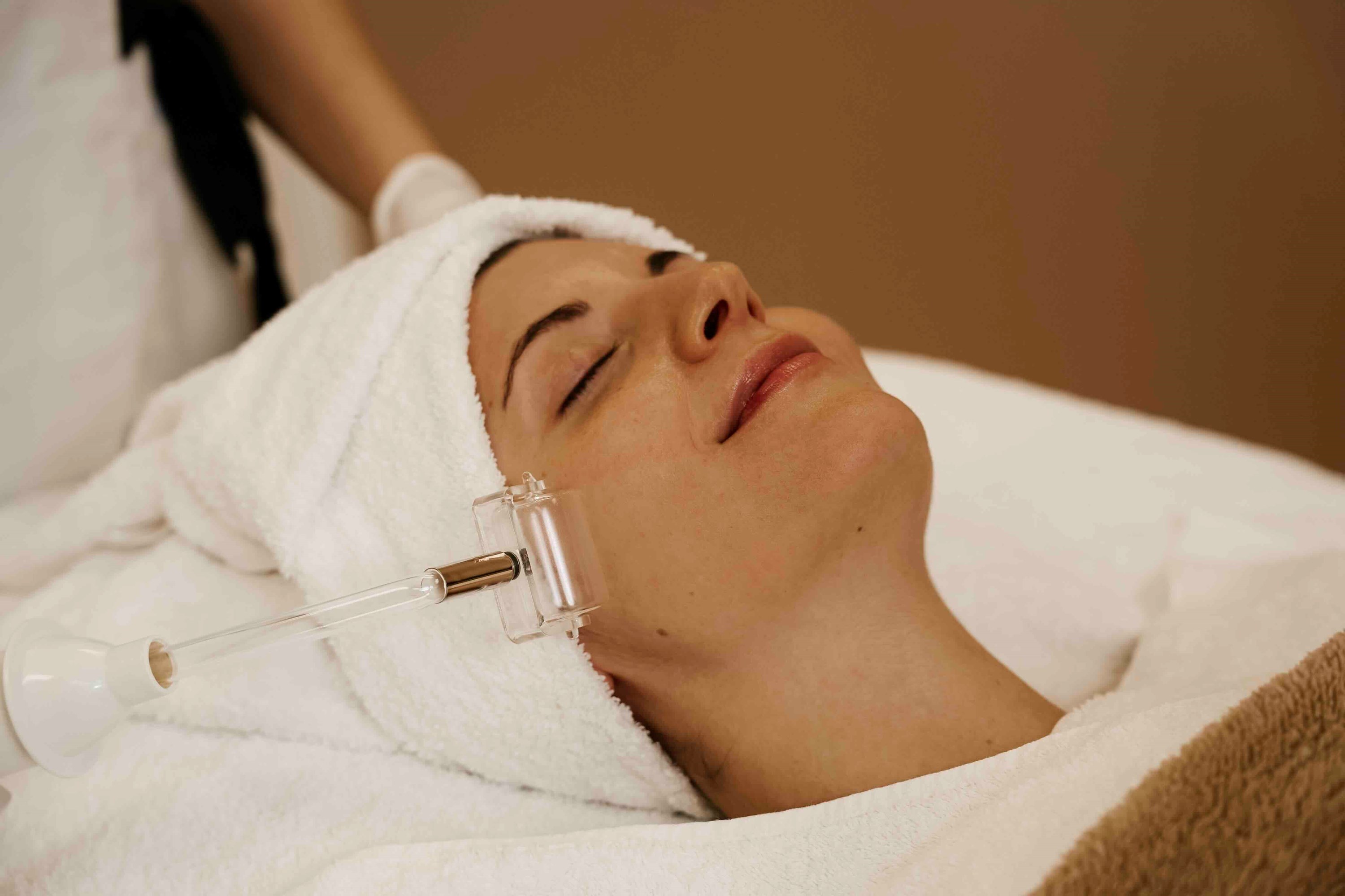 Hautpflege-Spezialgerät HF-Stab im Einsatz für klare Haut